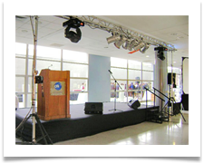 Escenario 0.5 mts con cubre piso y faldón.